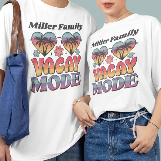 カスタムファミリ名Groovy Vacayモード Tシャツ