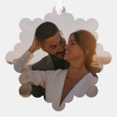 カスタムフォトカップル婚約パーソナライズされたHer オーナメントカード (裏面)