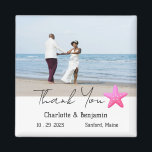 カスタムフォトスターフィッシュビーチ結婚式のお願い マグネット<br><div class="desc">カスタム写真スターフィッシュビーチ結婚式マグネットはヒトデ、文字とカップルの結婚写真テンプレートを特徴とする。お客様に最適な結婚式の引き出物ギフト。それはビーチ、熱帯結婚、沿岸、ハワイや目的地などのテーマに一致し結婚る。お好みクリックに私の店を訪問して他のデザインや類似の写真と一緒に.あなたのテキストや写真と一緒にそれを行うパーソナライズされたボタンをクリック。IMAGE CREDIT RAWPIXEL.COMデザインLAYOUT LOVEYOART</div>
