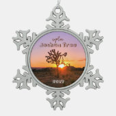 カスタムフォトパープルオレンジサンセットジョシュアツリー スノーフレークピューターオーナメント (正面)