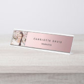 カスタムフォトピンク金属モノグラムモダン デスクネームプレート (正面)