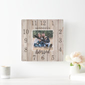 カスタムフォトファミリー名素朴ウッドファームハウス スクエア壁時計 (ホーム)