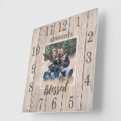 カスタムフォトファミリー名素朴ウッドファームハウス スクエア壁時計 (傾斜)