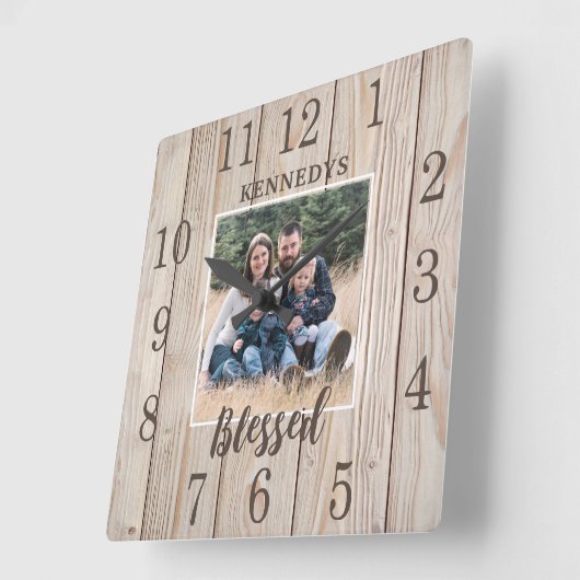 カスタムフォトファミリー名素朴ウッドファームハウス スクエア壁時計 (傾斜)