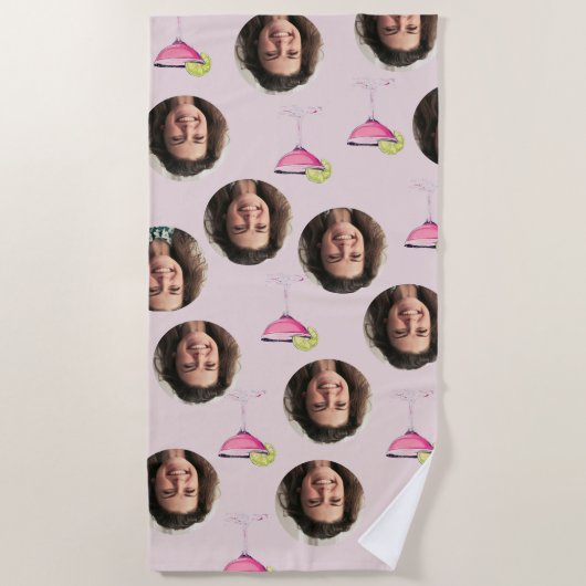 カスタムフォトフェイス&カクテル | パーソナライズドピンク ビーチタオル (正面)