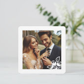 カスタムフォトホワイトローズエレガント婚約カード (スタンド正面)