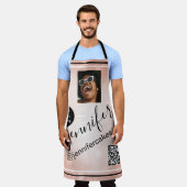 カスタムフォトロゴQRメニューコードレストランバラ エプロン (着用した状態)