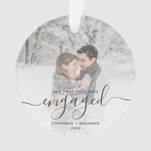 カスタムフォト初めてのクリスマスグ婚約したレースクリプト オーナメント (正面)