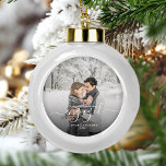 カスタムフォト初めてのクリスマス婚約したの白いスクリプト セラミックボールオーナメント<br><div class="desc">この美しい記念婚約であなたのモダンオーナメントを記念しなさい。白い文字読の「私たちの初めてのクリスマス婚約した」と書き込み文字の「婚約した」と前後エレガントに華々しく書かれている。サンプル画像を写真に置き換お気に入りのえ、名前と年を追加する。黒いグラデーショ救済ンフィルタが文字ポップ・アートのを作る。</div>