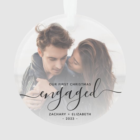 カスタムフォト初めてのクリスマス婚約したブラックスクリプト オーナメント (裏面)