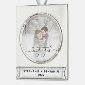 カスタムフォト初めてのクリスマス婚約したブラックスクリプト シルバープレートバナーオーナメント (左)