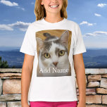 カスタムフォト名文字パーソナライズされた Tシャツ<br><div class="desc">写真をアップロードし、名前や文字を追加し、写真のTシャツを簡単にパーソナライズされた作成できる。クリックカスタマイズ文字の色を変更する。他のZazzle製品でこのデザインを転送し、Zazzle項目の大部分に適合するように調整することができる。背景の色、クリック文字、フォント、または一部のグラフィックスなどの詳細を追加、削除、または変更することもできます。標準のStudioデザインは、プロフェッショナルプリント用の高解像度ベクトルグラフィックスで作成される。Standard Studioのデザインとストップのデザインを選んでありがとう。</div>