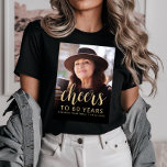 カスタムフォト応援60th誕生日パーティー<br><div class="desc">この60歳の誕生日パーティーTシャツは、金ゴールド色の文字オーバーレイで名誉の写真のゲストを特徴としている。「応援」という言葉はエレガント金ゴールド色の書道の台本に現れてい後を追て、「60年」の間にサンセリフフォントで名誉の名前と誕生日のゲストに登場する。暗い画面が救済文字ポップ・アートのだ。60素晴らし歳祝になってる人に!</div>