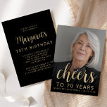 カスタムフォト応援70th誕生日パーティー 招待状<br><div class="desc">この70歳の誕生日の招待状の正面には、金ゴールド色の文字オーバーレイを持つ名誉の写真のゲストが登場する。「応援」という言葉はエレガント金ゴールド色の書道の台本に現れ後を追、「70年」までに名を連ね、サンセリフフォントで誕生日を迎える。暗い画面が救済文字ポップ・アートのだ。黒カスタマイズ色の背景に名前とパーティー詳細を付けた裏側。70素晴らし歳祝になるの！</div>