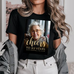 カスタムフォト応援80th誕生日パーティー tシャツ<br><div class="desc">この80歳の誕生日パーティーTシャツは、金ゴールド色の文字オーバーレイで名誉の写真のゲストを特徴としている。「応援」という言葉はエレガント金ゴールド色の書道の台本に現れ後を追、「80年まで」と呼ばれ、サンセリフフォントの敬称と誕生日のゲストが登場する。暗い画面が救済文字ポップ・アートのだ。80歳素晴らしにな祝る人に向かう道！</div>