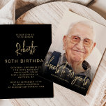 カスタムフォト応援90th誕生日パーティー 招待状<br><div class="desc">この90回目の誕生日パーティーの招待状の正面には、金ゴールド色の文字オーバーレイと名誉のゲストの写真が用意されている。"90年への応援"という言葉はモダン、金ゴールド色の手書き文字に現れてい後を追る。フォントサン・セリフの名誉の名前と誕生日のゲストによって表される。暗い画面が救済文字ポップ・アートのだ。黒カスタマイズ色の背景に金ゴールドの名前とパーティー詳細を持つ裏側。90素晴らし歳祝になる人への道！</div>