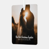 カスタムフォト文字が初めてのクリスマスを結合 メタルオーナメント (正面左)