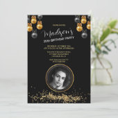 カスタムフォト金ゴールド&ブラック誕生日招待状 招待状 (スタンド正面)