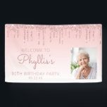 カスタムフォト ピンクグリッター ドリップ 80歳の誕生日パーティー 横断幕<br><div class="desc">お客様をお迎えするこのおしゃれでゴージャスな80歳の誕生日パーティーの写真バナーには、きらきらとしたピンクのフェイクグリッターのドリップボーダーとピンクのオンブル背景が特徴です。サンプル画像を簡単に、名誉客の写真に差し替えてください。彼女の名前をローズの手書きスクリプトで、誕生日と日付を下にローズのサンセリフフォントでパーソナライズすることができます。</div>