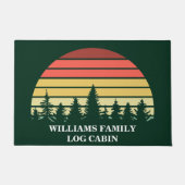 カスタムフォレストサンセットグリーンツリーズログキャビン ドアマット (正面)