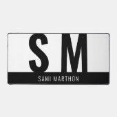 カスタムブモダンラック&ホワイトシンプルイニシャル デスクマット (正面)