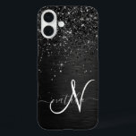 カスタムブラックグリッタースパークルモノグラム iPhone 16 PLUSケース<br><div class="desc">ブラックのブラシ付きエレガントメタリック背景にブラックのかわいらしグリッターを搭載したトレンディーの電話ケースきらめくデザインを簡単にパーソナライズする。</div>