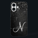 カスタムブラックグリッタースパークルモノグラム iPhone 16ケース<br><div class="desc">ブラックのブラシ付きエレガントメタリック背景にブラックのかわいらしグリッターを搭載したトレンディーの電話ケースきらめくデザインを簡単にパーソナライズする。</div>