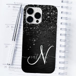 カスタムブラックグリッタースパークルモノグラム Case-Mate iPhone 14 PRO MAXケース<br><div class="desc">ブラックのブラシ付きエレガントメタリック背景にブラックのかわいらしグリッターを搭載したトレンディーの電話ケースきらめくデザインを簡単にパーソナライズする。</div>