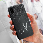 カスタムブラックグリッタースパークルモノグラム iPhone 15 PRO MAXケース<br><div class="desc">ブラックのブラシ付きエレガントメタリック背景にブラックのかわいらしグリッターを搭載したトレンディーの電話ケースきらめくデザインを簡単にパーソナライズする。</div>