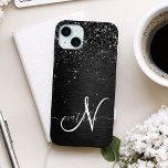 カスタムブラックグリッタースパークルモノグラム iPhone 15 MINIケース<br><div class="desc">ブラックのブラシ付きエレガントメタリック背景にブラックのかわいらしグリッターを搭載したトレンディーの電話ケースきらめくデザインを簡単にパーソナライズする。</div>