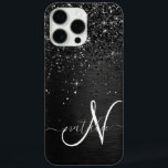 カスタムブラックグリッタースパークルモノグラム iPhone 16 PRO MAXケース<br><div class="desc">ブラックのブラシ付きエレガントメタリック背景にブラックのかわいらしグリッターを搭載したトレンディーの電話ケースきらめくデザインを簡単にパーソナライズする。</div>