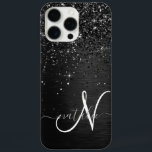 カスタムブラックグリッタースパークルモノグラム iPhone 16 PRO MAXケース<br><div class="desc">ブラックのブラシ付きエレガントメタリック背景にブラックのかわいらしグリッターを搭載したトレンディーの電話ケースきらめくデザインを簡単にパーソナライズする。</div>