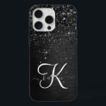 カスタムブラックグリッタースパークルモノグラム iPhone 15 PRO MAXケース<br><div class="desc">ブラックのブラシ付きエレガントメタリック背景にブラックのかわいらしグリッターを搭載したトレンディーの電話ケースきらめくデザインを簡単にパーソナライズする。</div>