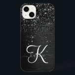 カスタムブラックグリッタースパークルモノグラム iPhone 14 PLUSケース<br><div class="desc">ブラックのブラシ付きエレガントメタリック背景にブラックのかわいらしグリッターを搭載したトレンディーの電話ケースきらめくデザインを簡単にパーソナライズする。</div>