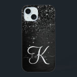 カスタムブラックグリッタースパークルモノグラム iPhone 15ケース<br><div class="desc">ブラックのブラシ付きエレガントメタリック背景にブラックのかわいらしグリッターを搭載したトレンディーの電話ケースきらめくデザインを簡単にパーソナライズする。</div>