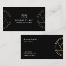 カスタムブランドのブラック・ミニマル写真家