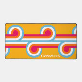 カスタムブルーオレンジマゼンタレッドレトロアートパターン デスクマット (正面)