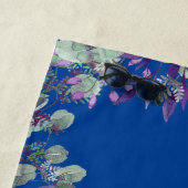 カスタムブルーパープルフローラホワイトタイポグラフィ ビーチタオル (インサイチュ)