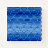 カスタムプロシアの青い水色のスケールパターン ノートブック (裏面)