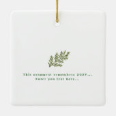 カスタムボタニカルファミリーフォトホリデーキープサケ セラミックオーナメント (裏面)