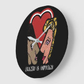 カスタムポップ・アートのアートカップル壁時計 – 2名 ラージ壁時計 (傾斜)