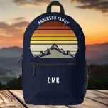カスタムマウンテンサンセットネイビーブルーハイキング プリントバックパック<br><div class="desc">自然のクールロッキー山の上にあるこのオレンジ色のヴィンテージの夕日素晴らしは、アウトドアと荒野を過ごすのが大好きな家族のための山ハイキング旅行やキャンプ休暇のための可愛いレトロな海軍のブルーバックパックの画像を作る。ポケットにあなたの名前を付けたモノグラム。</div>