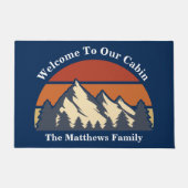 カスタムマウンテンサンセットブルーログキャビンへようこそ ドアマット (正面)