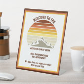 カスタムマウンテンサンセットログキャビンへようこそ 台座サイン (インサイチュ)