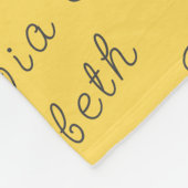 カスタムマスタードイエローパーソナライズされたベビーガールギフト フリースブランケット (角)