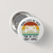 カスタムママはビデオよりも私を愛してる 缶バッジ (正面&裏面)