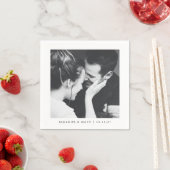 カスタムミニマル白黒カップル写真結婚の スタンダードカクテルナプキン (インサイチュ)
