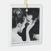 カスタムミニマル白黒カップル写真結婚の セラミックオーナメント (右)