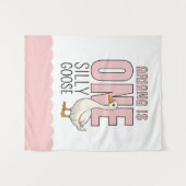 カスタムモダンピンクワン間抜けグースファースト誕生日 タペストリー (正面(横))