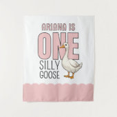 カスタムモダンピンクワン間抜けグースファースト誕生日 タペストリー (正面)